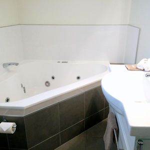 King Studio Spa Bath